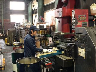 順送プレス加工の様子1