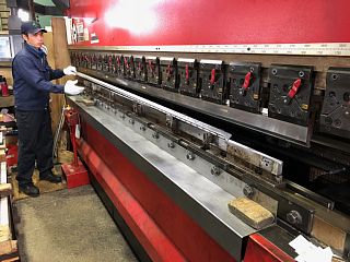 順送プレス加工の様子2