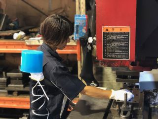 単発プレス加工の様子1