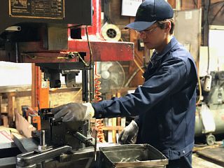 単発プレス加工の様子2