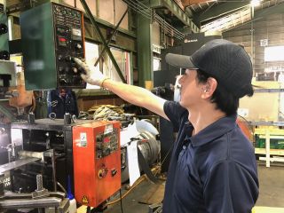 単発プレス加工の様子3