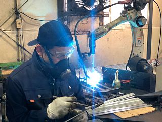 ロボット溶接加工の様子2