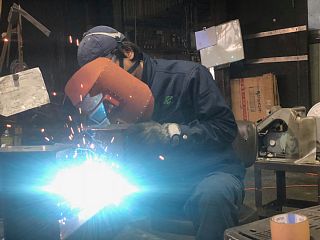 アングル鋼材溶接加工の様子1