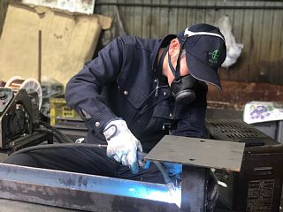 アングル鋼材溶接加工の様子2