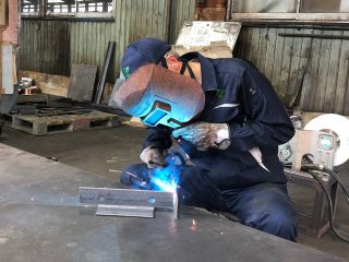 アングル鋼材溶接加工の様子3