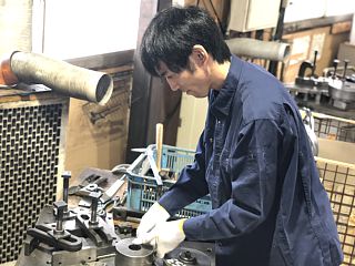 曲げ加工の様子1