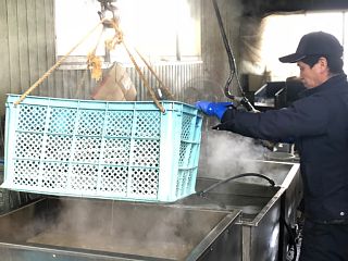 簡易式脱脂・洗浄加工（バレル研磨）の様子1