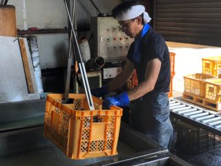 簡易式脱脂・洗浄加工（バレル研磨）様子2